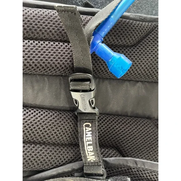 CamelBak Rogue Hydration Pack Black Cycling Hiking Backpack with Reservoir - Picture 8 of 10